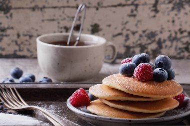 çilek ve çay ile Pancakes