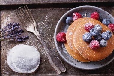 çilek ve çay ile Pancakes