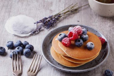 çilek ve çay ile Pancakes