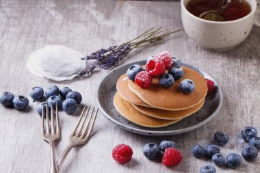 çilek ve çay ile Pancakes