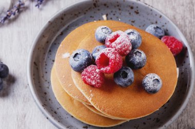 çilek ve çay ile Pancakes