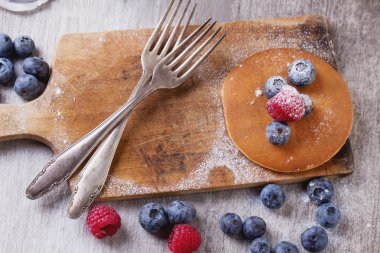 çilek ve çay ile Pancakes