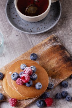 çilek ve çay ile Pancakes