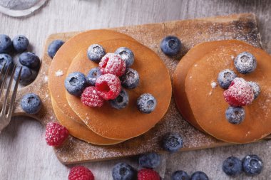 çilek ve çay ile Pancakes