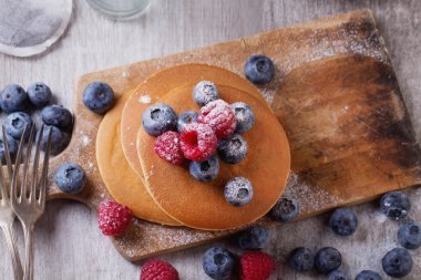 çilek ve çay ile Pancakes