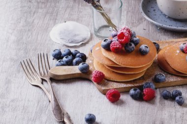 çilek ve çay ile Pancakes