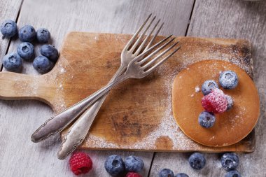 çilek ve çay ile Pancakes