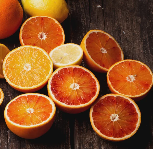 Rustik arka plan üzerinde kanlı portakal