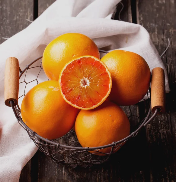 Rustik arka plan üzerinde kanlı portakal