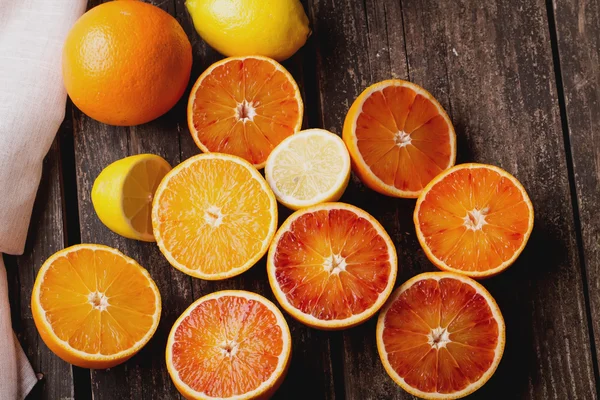 Rustik arka plan üzerinde kanlı portakal