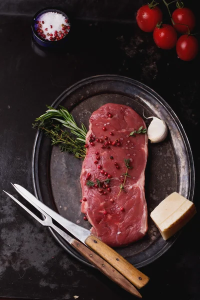 Filete de res striploin crudo sobre fondo negro — Foto de Stock