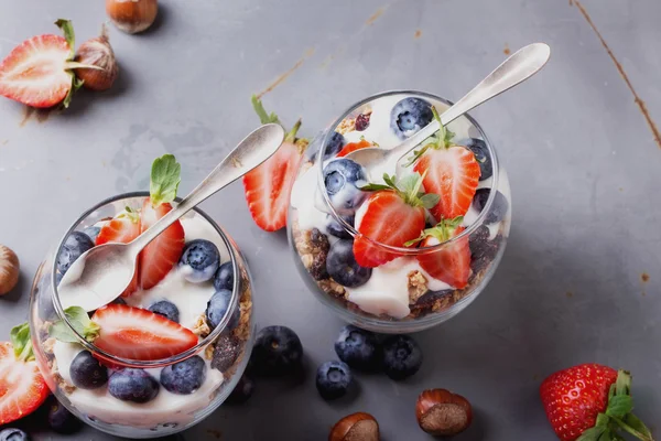 Müsli frukost med bär och Yogurt — Stockfoto