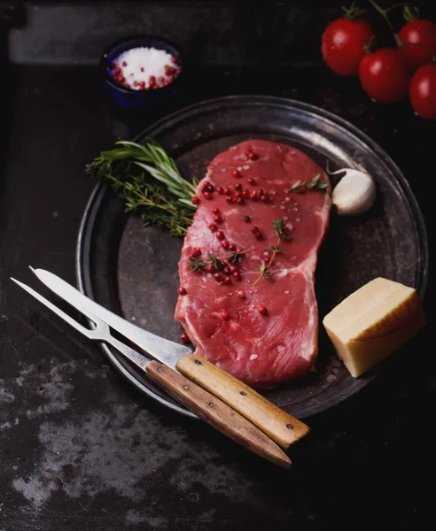 Carne Fresca Cruda Filete Striploin Condimento Una Bandeja Metal Rústico — Foto de Stock