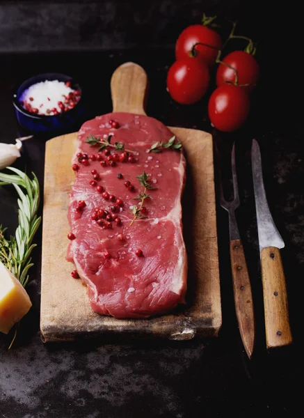 Filete de res striploin crudo sobre fondo negro — Foto de Stock