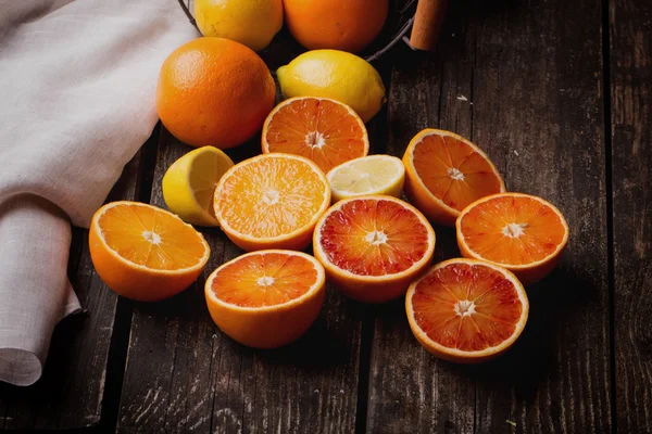 Rustik arka plan üzerinde kanlı portakal