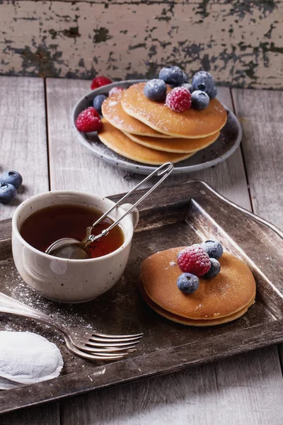 Pfannkuchen mit Beeren und Tee — Stockfoto