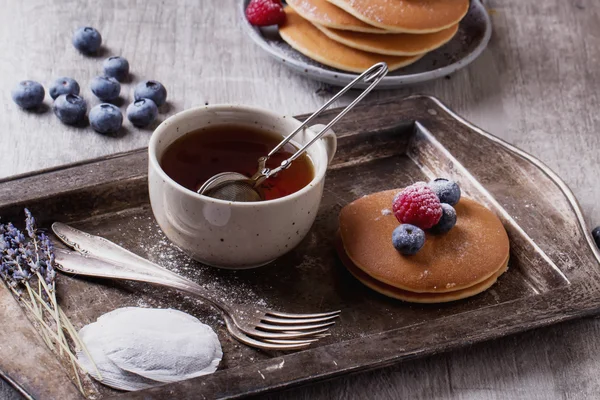 Pancakes with Berries and tea — Stock Photo, Image