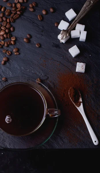 Een Kopje Koffie Een Zwarte Leisteen Bord Met Koffiebonen Suiker — Stockfoto