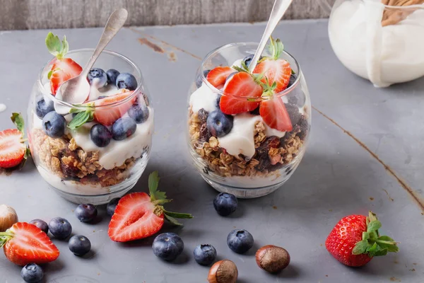 Müsli-Frühstück mit Beeren und Joghurt — Stockfoto