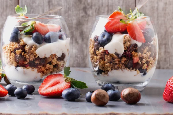 Müsli frukost med bär och Yogurt — Stockfoto