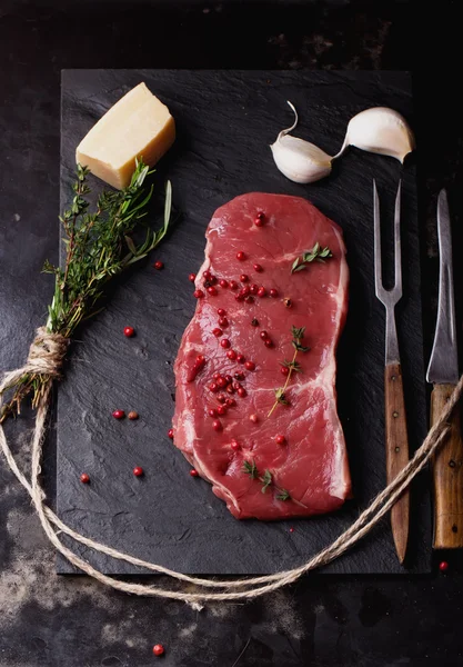 Filete de res striploin crudo sobre fondo negro — Foto de Stock