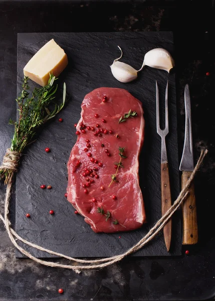 Carne Fresca Cruda Filete Striploin Condimento Pizarra Sobre Fondo Metal — Foto de Stock