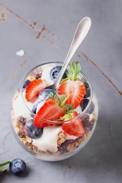 Müsli frukost med bär och Yogurt — Stockfoto