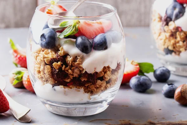 Müsli frukost med bär och Yogurt — Stockfoto