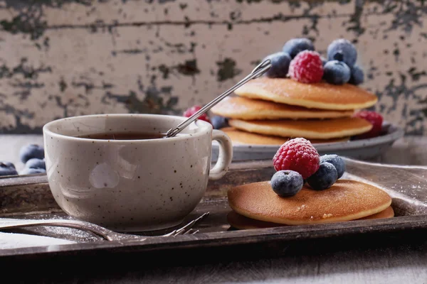 Pfannkuchen mit Beeren und Tee — Stockfoto