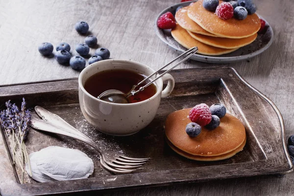 çilek ve çay ile Pancakes