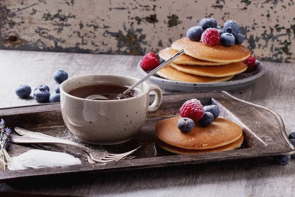 Tortitas con bayas y té — Foto de Stock