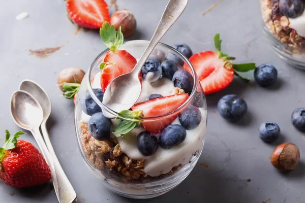 Müsli frukost med bär och Yogurt — Stockfoto