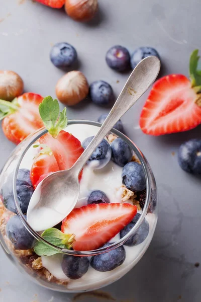 Müsli frukost med bär och Yogurt — Stockfoto