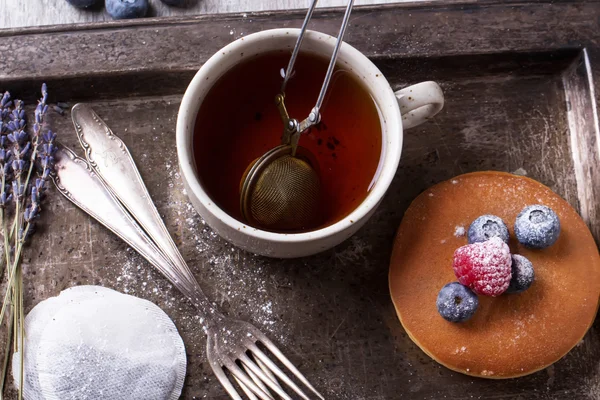 Pancakes with Berries and tea — Stock Photo, Image