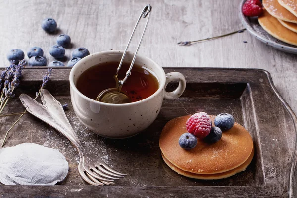 Pfannkuchen mit Beeren und Tee — Stockfoto