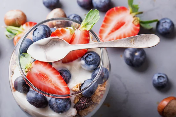 Müsli frukost med bär och Yogurt — Stockfoto