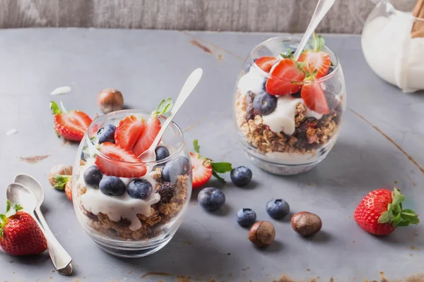 Müsli frukost med bär och Yogurt — Stockfoto
