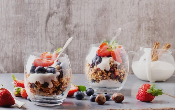 Müsli frukost med bär och Yogurt — Stockfoto