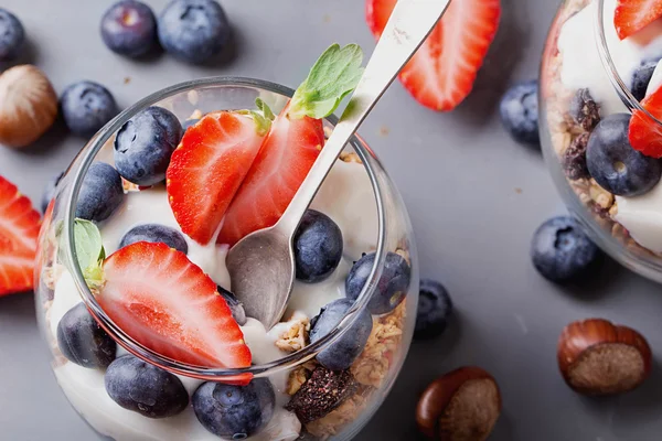 Müsli frukost med bär och Yogurt — Stockfoto