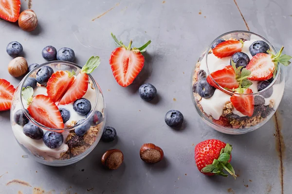 Granola kahvaltı meyve ve yoğurt ile — Stok fotoğraf