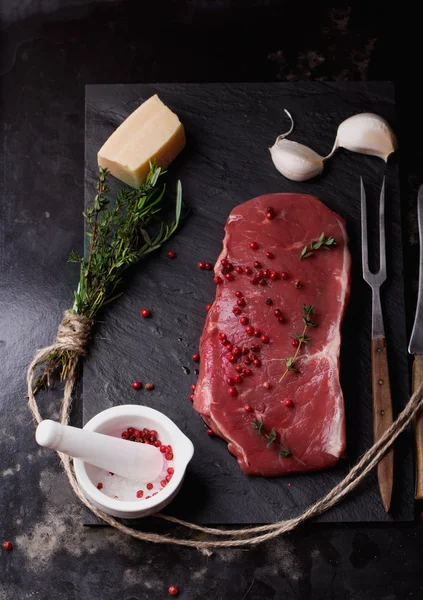 Filete de res striploin crudo sobre fondo negro — Foto de Stock