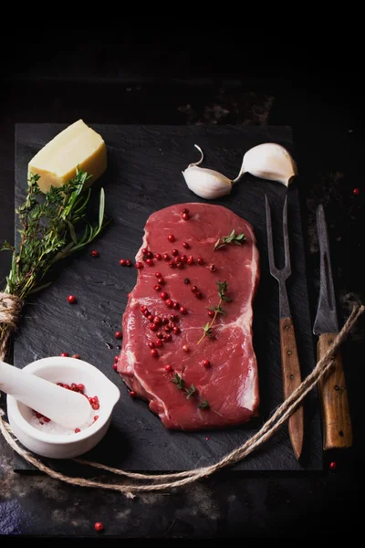 Filete de res striploin crudo sobre fondo negro — Foto de Stock