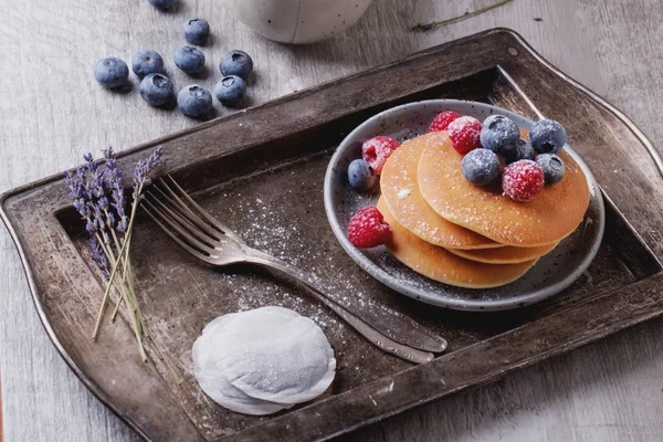 Tortitas con bayas y té — Foto de Stock