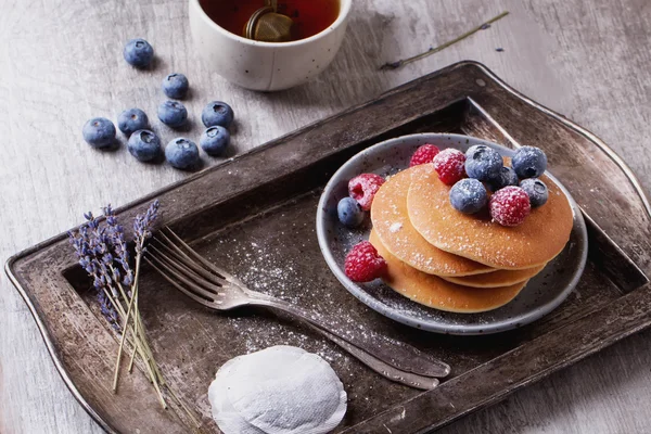 Panquecas com bagas e chá — Fotografia de Stock