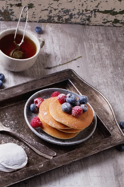 Tortitas con bayas y té — Foto de Stock