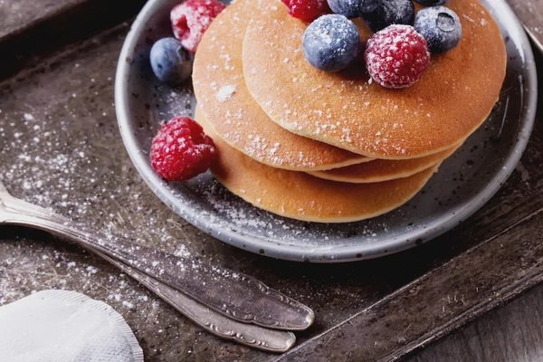 Pfannkuchen mit Beeren und Tee — Stockfoto