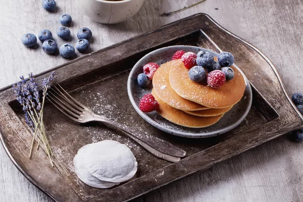 Pancakes with Berries and tea — Stock Photo, Image