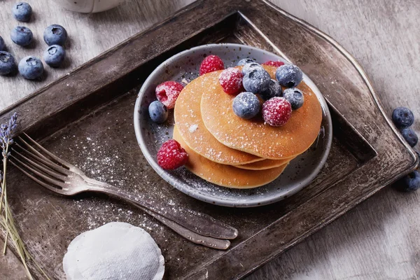 çilek ve çay ile Pancakes