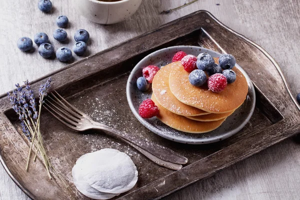 çilek ve çay ile Pancakes