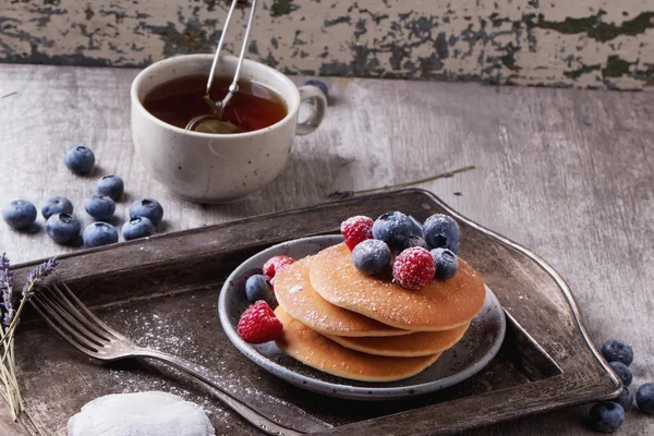 Pancakes with Berries and tea — Stock Photo, Image